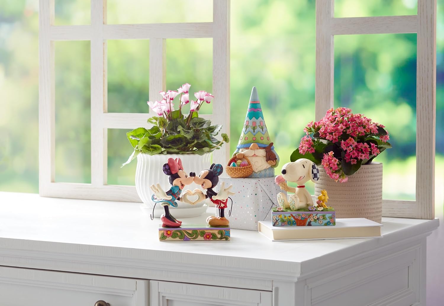 Mickey & Minnie with Heart Hands – Modern Display
